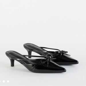 Pointed black kitten heels with bow detail